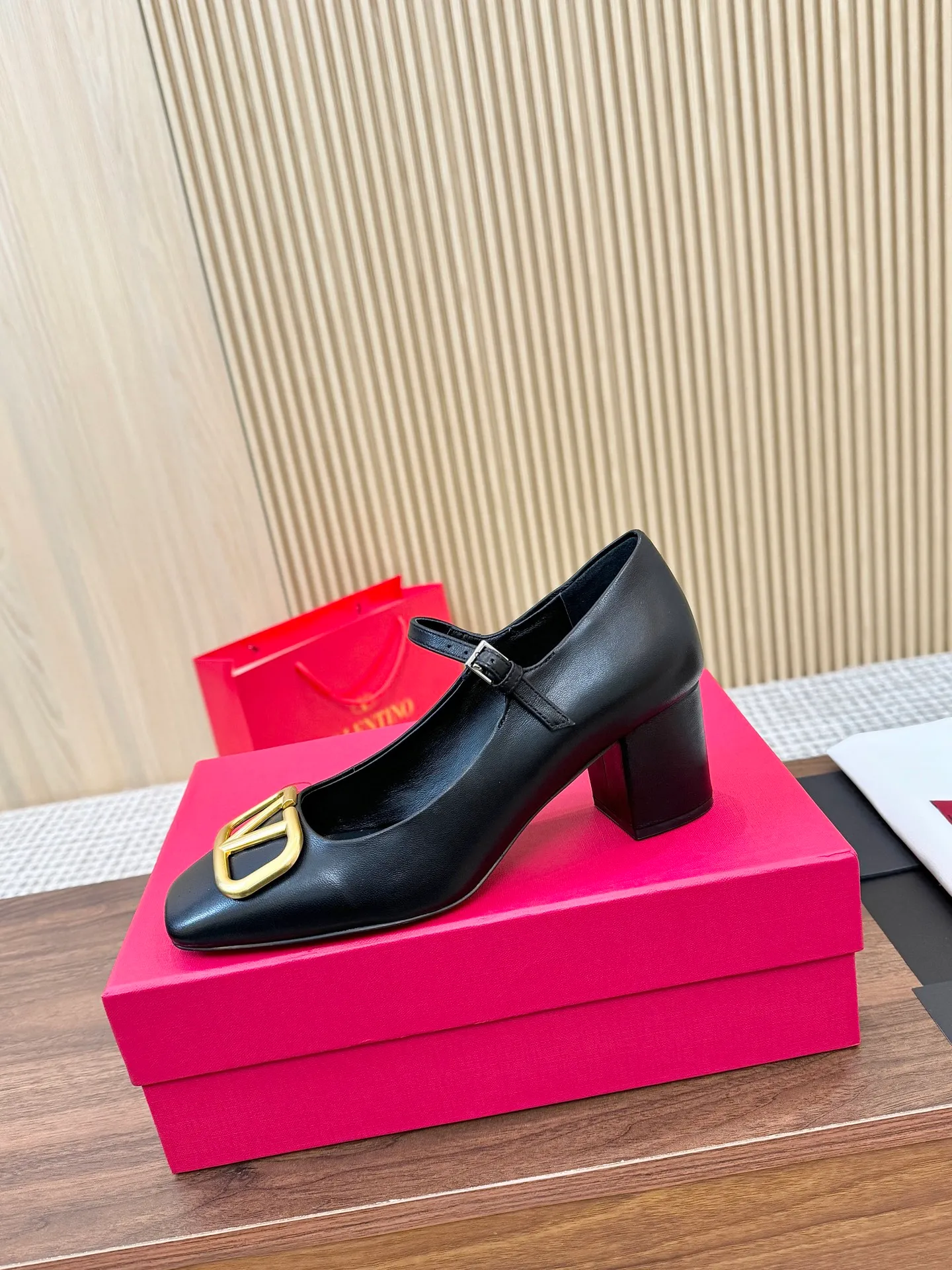 👟👟Ex-factory price 460👟👟 Genuine leather sole + 40 Valentino. Large v-buckle sandals ㊙️Latest series of counters Authentic grade version with perfect details. Authentic products are made one to one. All details are consistent with genuine ones. The upper foot is very pedicure type. The key point is that it is very good and easy to control. It does not grind the feet and does not tire the feet. Walking artifact, exclusive mold opening. The highest version on the market. Fabric: imported mixed sheepskin, lining and foot pads are all sheepskin. Code number (34 to 42) Customized sizes 34 and 42 are non-returnable and non-exchangeable. Heel height: 7.5CM. Rubber sole, leather sole +40